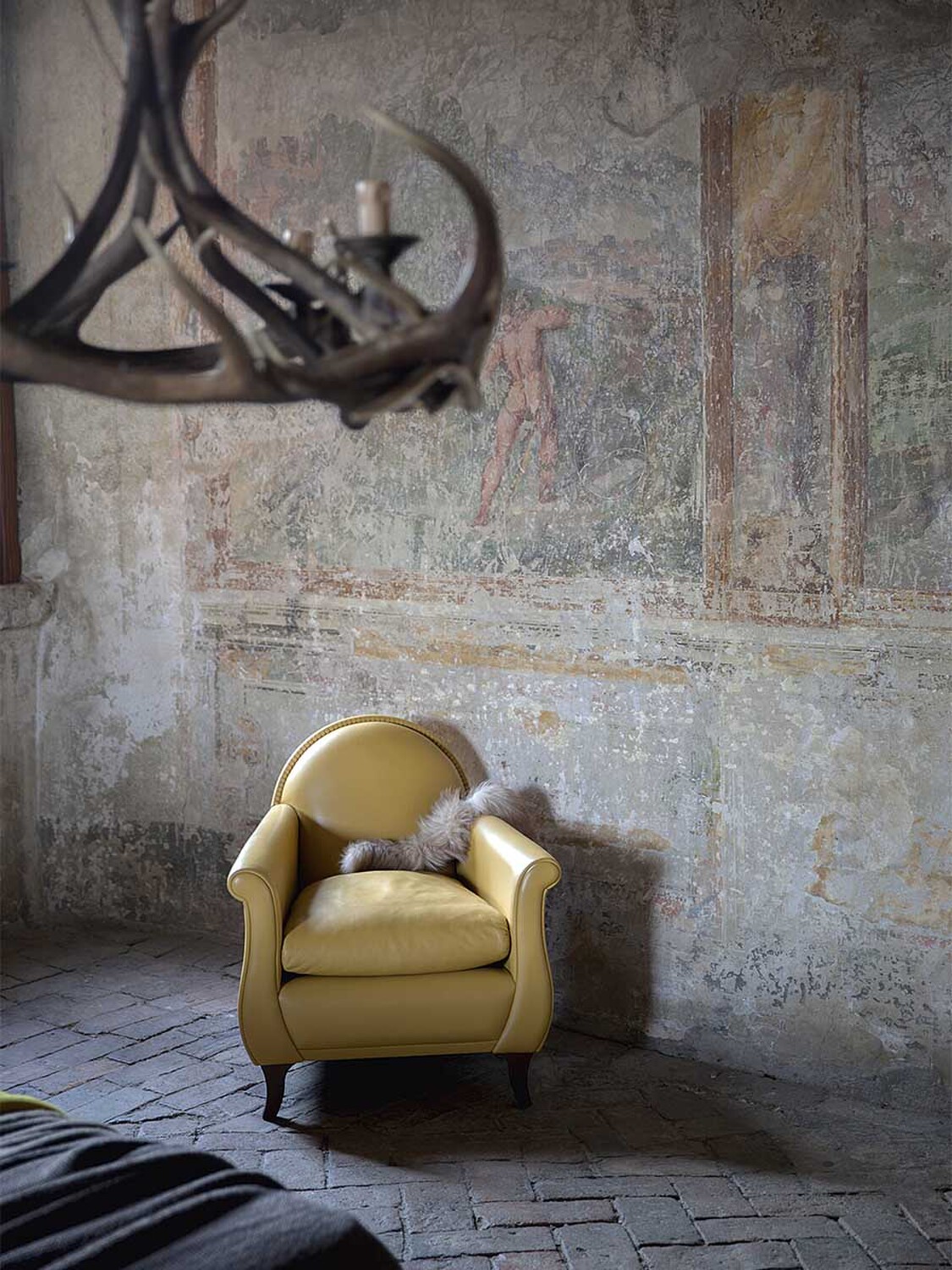 02 lyra armchair