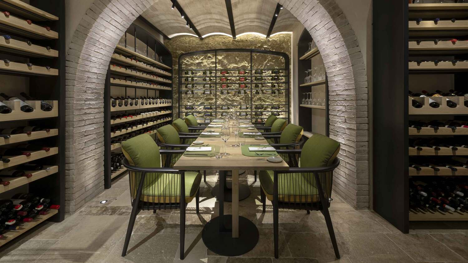 Contract-Lösungen von Poltrona Frau für das Projekt Monteverdi Tuscany: maßgefertigte Einrichtung für Hospitality mit edlen Materialien und individuellem Komfort.