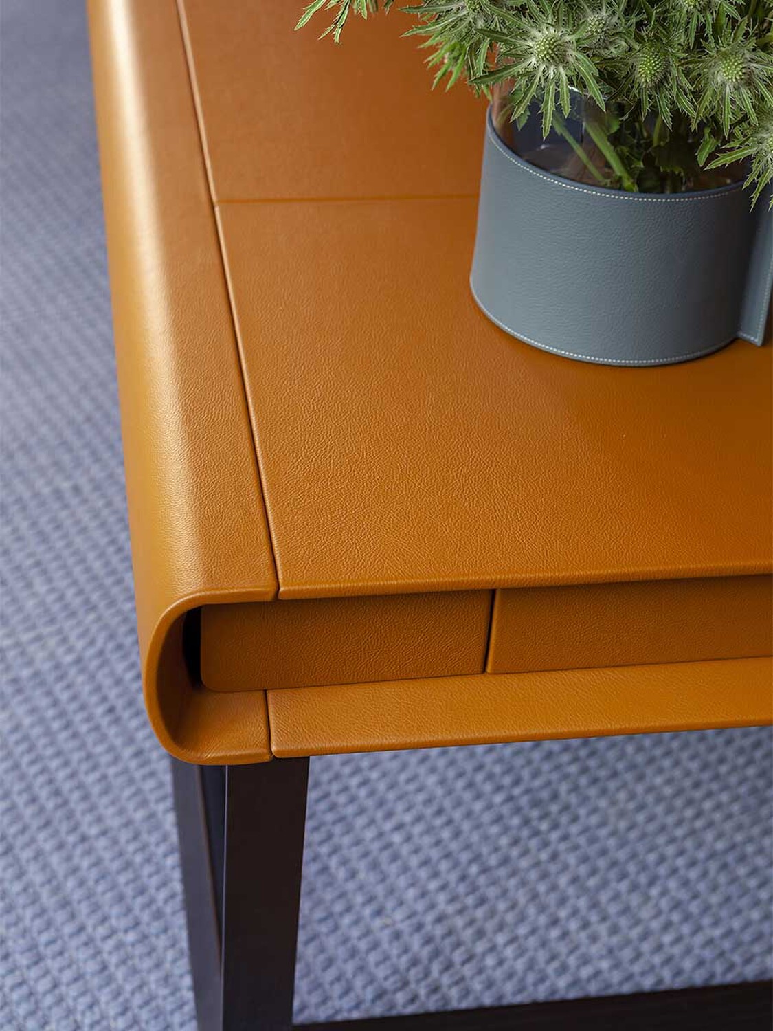06 peek a book desk